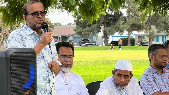 ছবি: প্রধান অতিথি আনিসুর রহমান, পাশে অন্যান্য অতিথিবৃন্দ